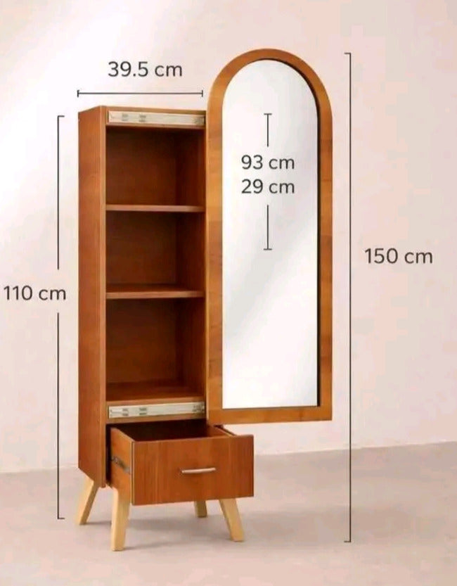 مرآة بخزانة ورفوف